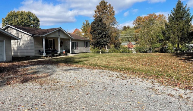 Charming pet friendly 3-bedroom 2 Bath house with WiFi, AC in fabulous Energy.