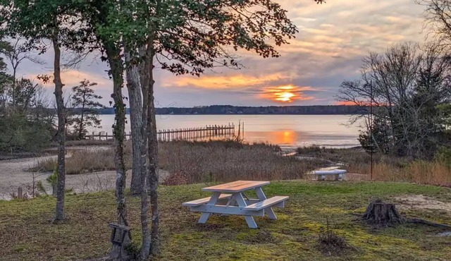 Charming Pet Friendly 4-bedroom river view home with grill, in lovely Weems!