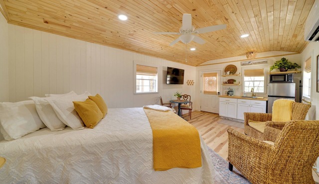 Charming & Pet-Friendly Bandera Studio w/ Fire Pit