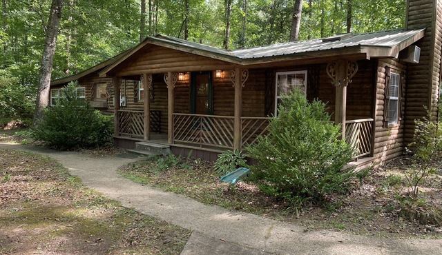 Charming & Pet Friendly! Cabin in Iuka MS- near JP Coleman State Park