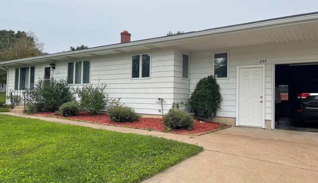 Charming pet friendly cozy hideaway with private backyard.