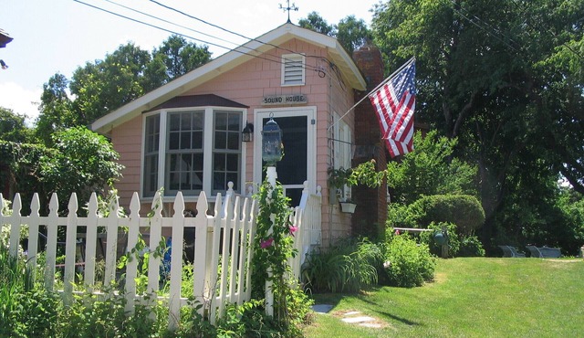 Charming Pet Friendly Studio Cottage On Quiet Lane