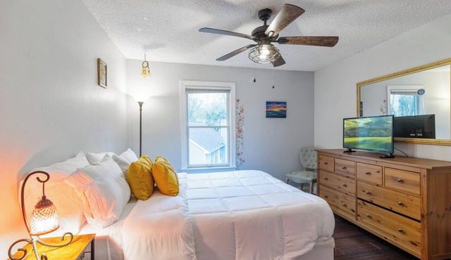 Charming Pet-Friendly Stay - Near Bay & Beaches.