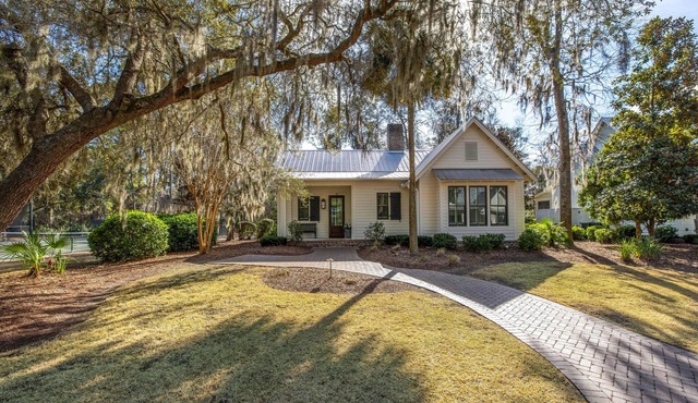 Charming Pet-Friendly Cottage, great location near Wilson Lawn & Racquet Club