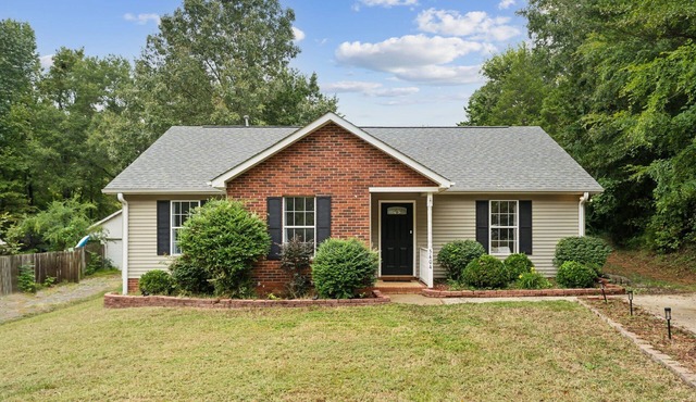 Charming Pet-Friendly 3-Bedroom Home- Fenced Yard, Fire Pit