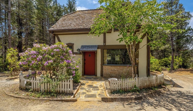 Charming Pet-Friendly Cottage in Beautiful Coastal Mendocino with Wi-Fi