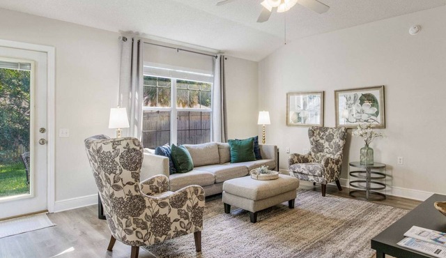 Charming Pet friendly 3-bedroom house near UWF in Pensacola cozy fenced yard!