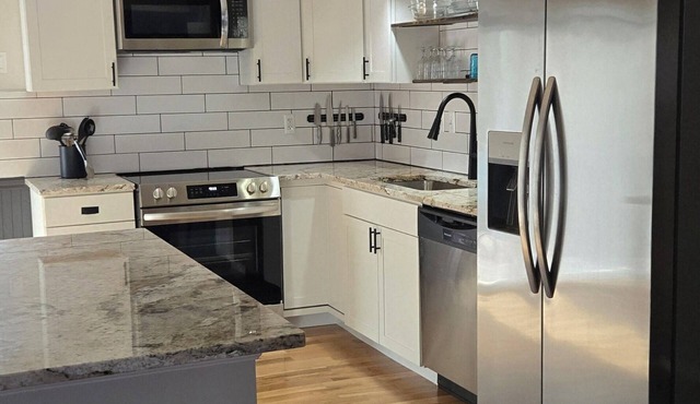 Charming, Pet friendly, Long stay discounts, 6 miles to Convention Center