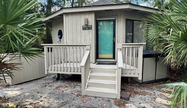 Charming Pet-Friendly Bungalow in Sea Pines – Walk to the Beach, Lagoon View