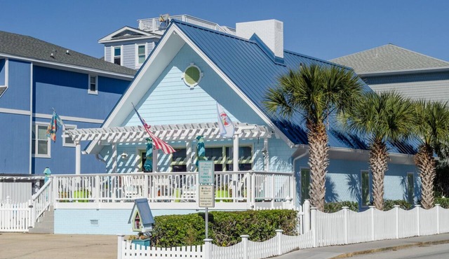 Charming pet-friendly cottage w upscale amenities!