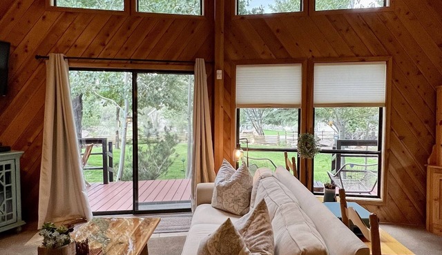 Charming Petersen Cottage Rustic Luxury