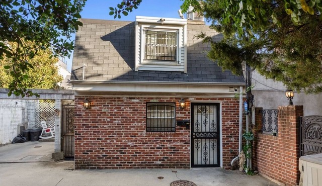 Charming Philly Cottage w/Parking on Quiet Street Near City Hotspots