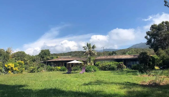 Charming pied-dans-l'eau villa with stunning views, large garden, private pool