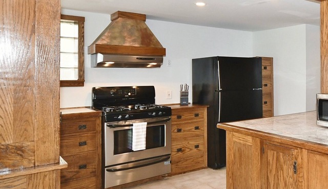 Charming Pittsburgh Home| 2 Full Baths| Parking