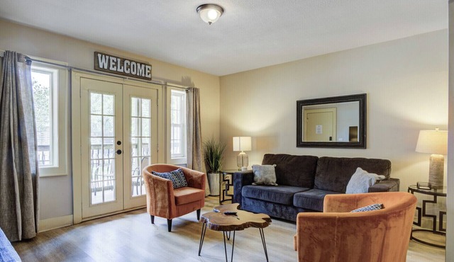 Charming Plaza 2-bedroom condo in delightful Kansas City.