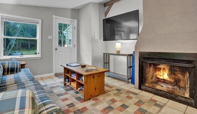 Charming Pocono Rancher | Fireplace | Lake Access