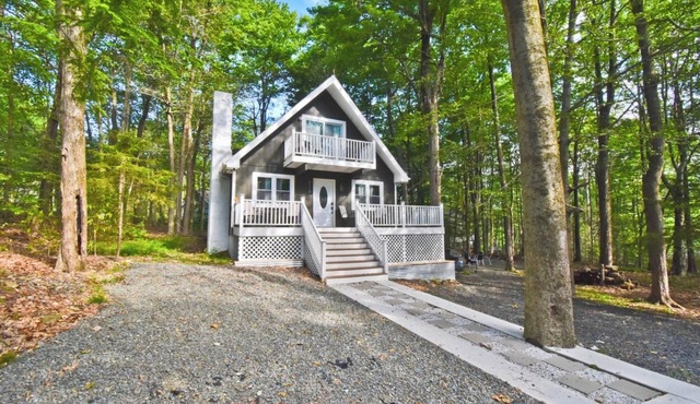 Charming poconos chalet with 3-bedroom and scenic views, Cozy mountain retreat.