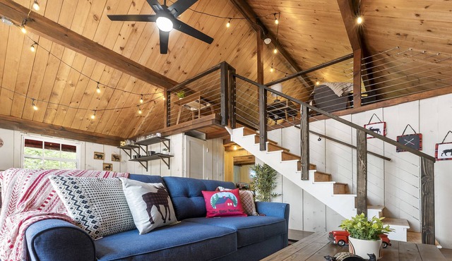 Charming Poconos Cabin, 2BR w/Game Room! Pet Friendly