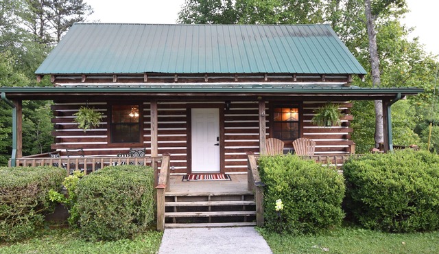 Charming pondside cabin with semi-private 2-bedrooms 5 minutes from Laurel Lake