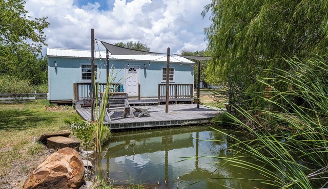 Charming Pondside tiny home in enjoyable Ingleside. Just minutes from the beach