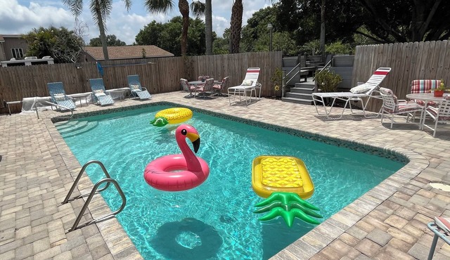 Charming Pool & 4-bedroom house with WiFi and AC in peaceful Palmetto