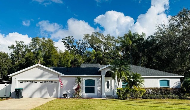 Charming pool house with 3-bedrooms with WiFi, AC in delightful Orlando location
