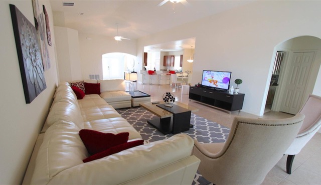 Charming Pool Villa with Games Room- Only 6 Miles to Disney