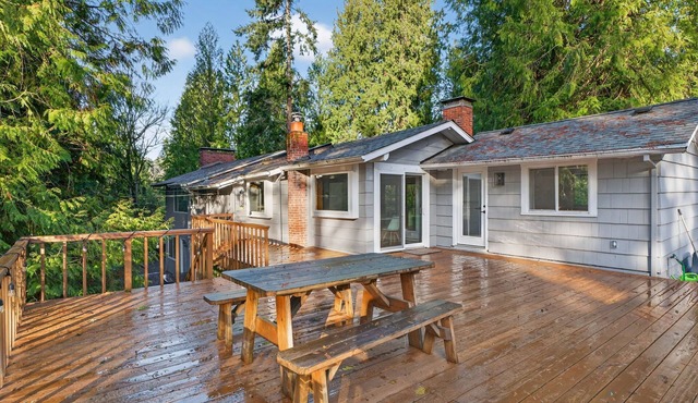 Charming Portland Getaway Backyard Library
