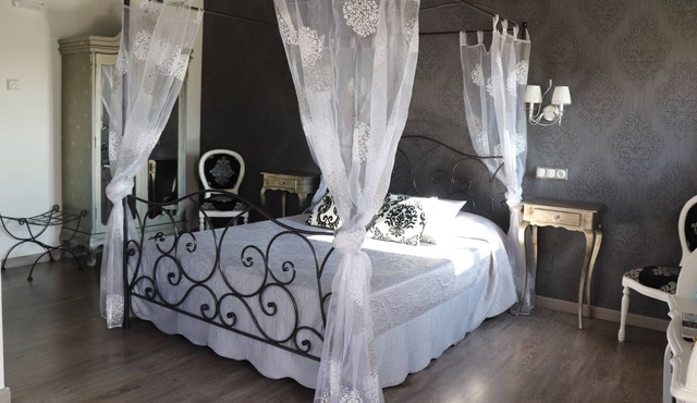 CHARMING POSADA SITUATED IN THE HEART OF THE REGION OF RIOJA ALTA (HARO .)