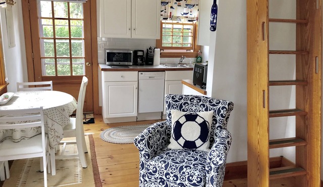 Charming Post and Beam Cottage! Walk to the beach, Tennis, Bike Path, & Shuttle