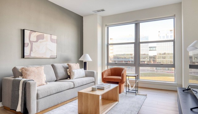 Charming Potomac Yard City 1BR w/W/D & Gym, nr Airport, by Blueground