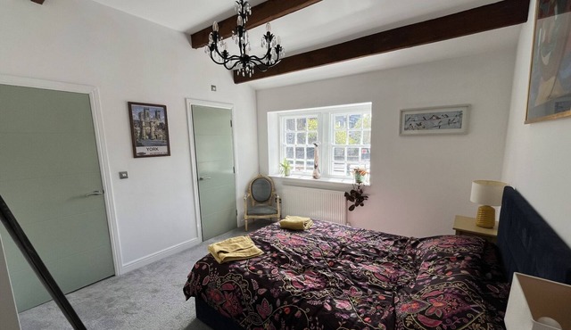 Charming pottery barn conversion 2 mins from Horsforth train station.