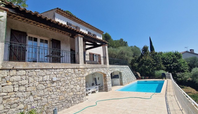 CHARMING PROVENCAL VILLA WITH SWIMMING POOL IN A QUIET LOCATION