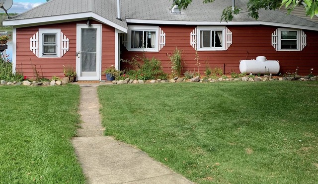 Charming Pratt Lake Lakefront 2BR Cottage