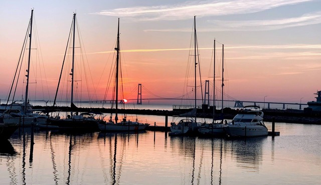 Charming preservation-worthy townhouse close to marina, shopping and beach