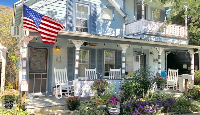 Charming, Pristine Victorian Home 3 blocks to beach, 4 beach badges included