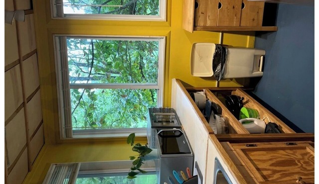 Charming private cottage w/parking, WiFi, AC, heat, full bed, deck, kitchenette