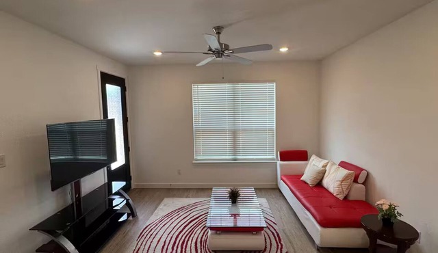 Charming PRIVATE 1-bedroom guest house in lovely Little Elm with AC