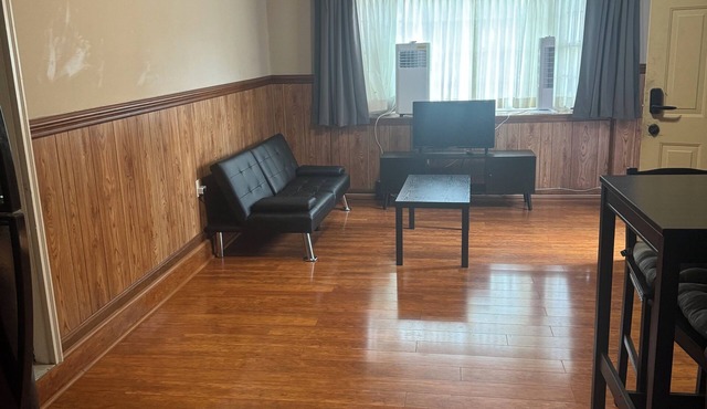 Charming private 1-bedroom apartment in pleasant Clinton with WiFi, AC.