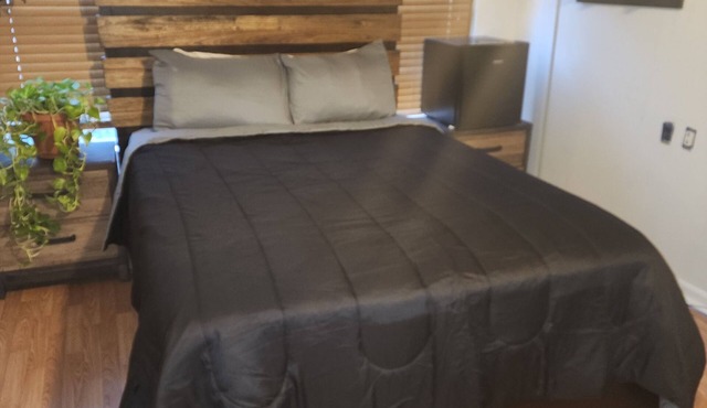 Charming Private 1-Bedroom in Main House with WiFi and AC in serene Dallas, Tx