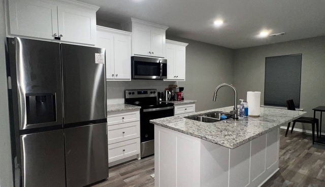 Charming private 1-bedroom with privacy fence backyard shared bathroom