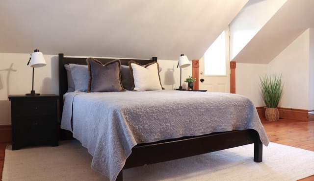 Charming, private 1 BR - just mins to Collingwood!