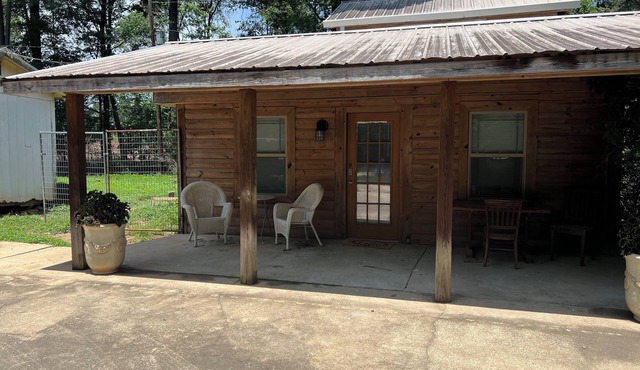 Charming private 2-bedroom cottage in Texarkana with WiFi, AC and peacocks!
