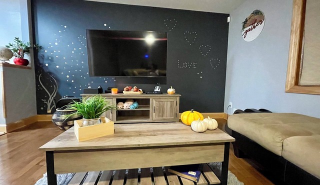 Charming, Private , 3BR, 1Bath Main Floor Close to all action Stadiums & Sports