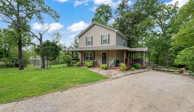 Charming! Private and cozy Nolin Lake cottage near Mammoth Cave National Park.