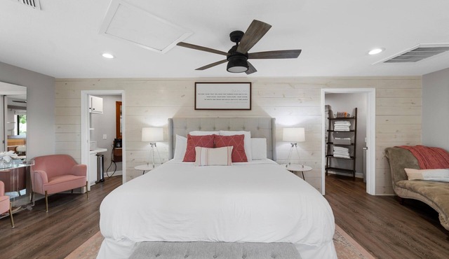 Charming Private Bungalow on Country Retreat 20 minutes from Downtown Waco!