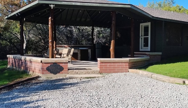 Charming Private Cottage with Hot Tub in Valley Mills