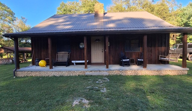 Charming Private Cabin that is cozy and quiet. Sleeps 7 with two bathrooms.