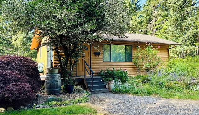 Charming Private Cabin Mini Farm Pets Welcomed Walk to The Lake, Trails & Town