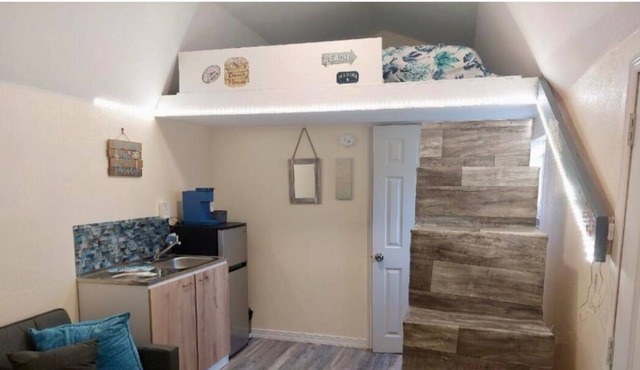 Charming Private Cottage close to the Beach!